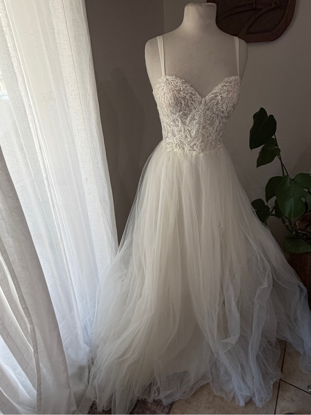DB Studio Size 6 Lace Tulle A-Line Wedding Dress Ivory Bridal Gown Store Sample